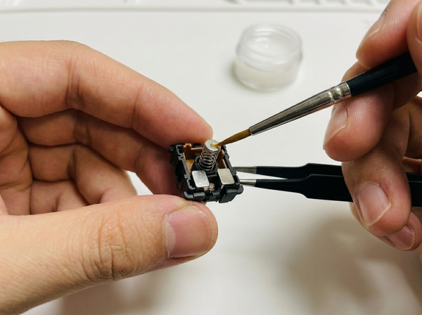 The Ultimate Guide to Lubing Magnetic Switches: Do's and Taboos